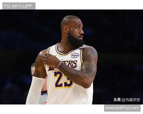 詹姆斯再度领衔湖人取得胜利，表现强势登顶西部排名